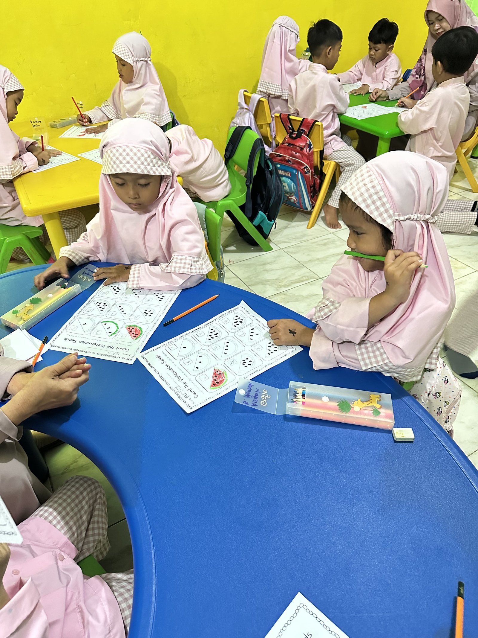 Melatih Motorik Melalui Berbagai Aktivitas Kreatif
